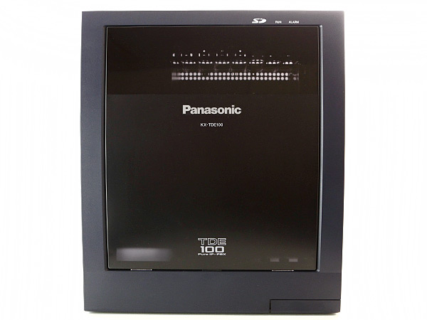 Мини-АТС Panasonic KX-TDE100 - улучшенная версия всем привычной и известной TDA. По сравнению с ней установлен более мощный процессор, в базовую конфигурацию добавлен VoIP и два канала автосекретаря (DISA). Чаще всего используется для телефонизации средних и крупных офисов, в  том числе с распределенной (филиальной) структурой